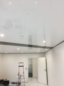 Weiße Deckenoptik im Neubau
