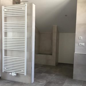 Große offene Duschkabine neu saniert