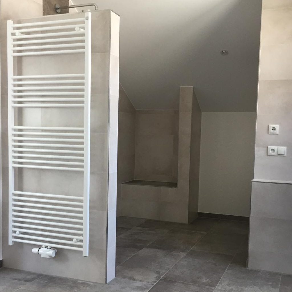 Große offene Duschkabine neu saniert