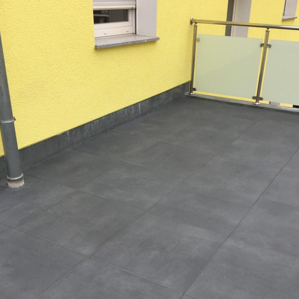 Balkon mit dunklen Fliesen – Fliesenverlegung im Außenbereich