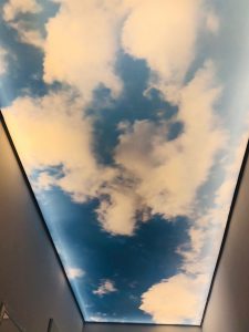 Decke in Optik eines bewölkten, blauen Himmels