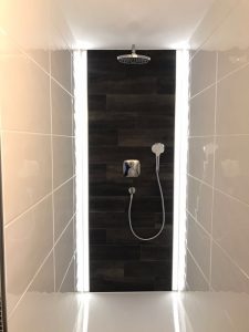 Duschkabine mit hellen und schwarzen Fliesen im Kontrast