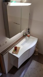 Waschbecken- und Spiegel-Einbau im Bad