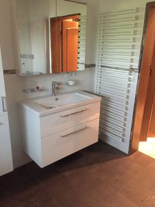 Waschbecken im Bad mit dunklen bodenfliesen