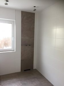 Helle und dunkle Fliesen fürs Bad