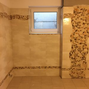 Offene Dusche mit Mosaikfliesen