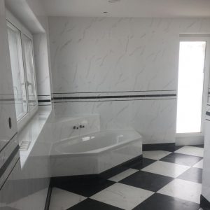 Eckbadewanne in Marmor-Optik Bad