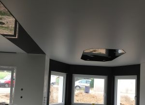 Weiße Deckengestaltung mit Fensterfront