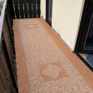 Steinteppich auf Balkon mit Geländer