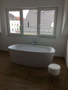 Freistehende Badewanne mit Fensterblick – moderne Badsanierung in Oberderdingen