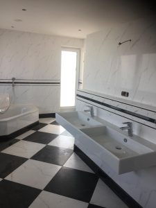 Doppelwaschtisch mit Marmorfliesen – hochwertiger Waschbereich mit Wandverkleidung