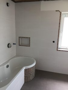 Badewanne mit Stellplatz für Badsachen in der Wand