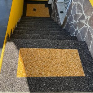 Eingangsbereich mit rutschfestem Belag – Außenbereich mit Steinteppich