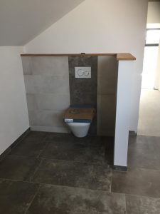 Kleines WC mit anthrazitfarbenen Fliesen – Platzsparende Gestaltung