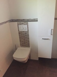 Fliesenverlegung in kleinem WC Oberderdingen